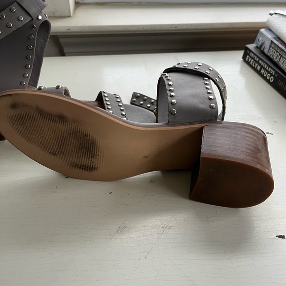 Steve Madden gorgeous sandal with studs - Picture 3 of 4